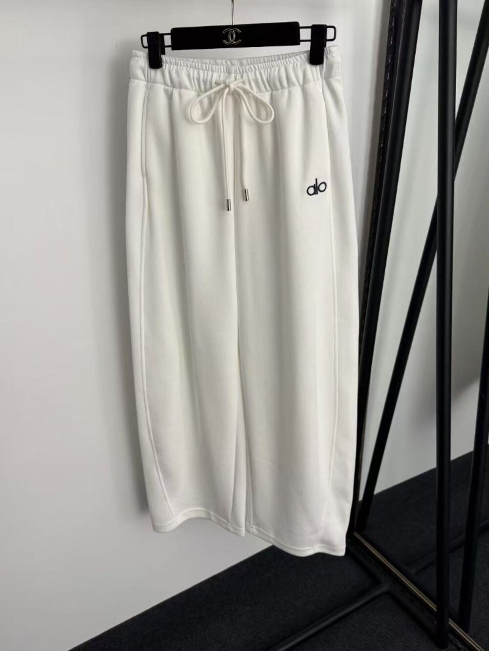 Alo Yoga Pure White Casual Sports Pants, Size S.